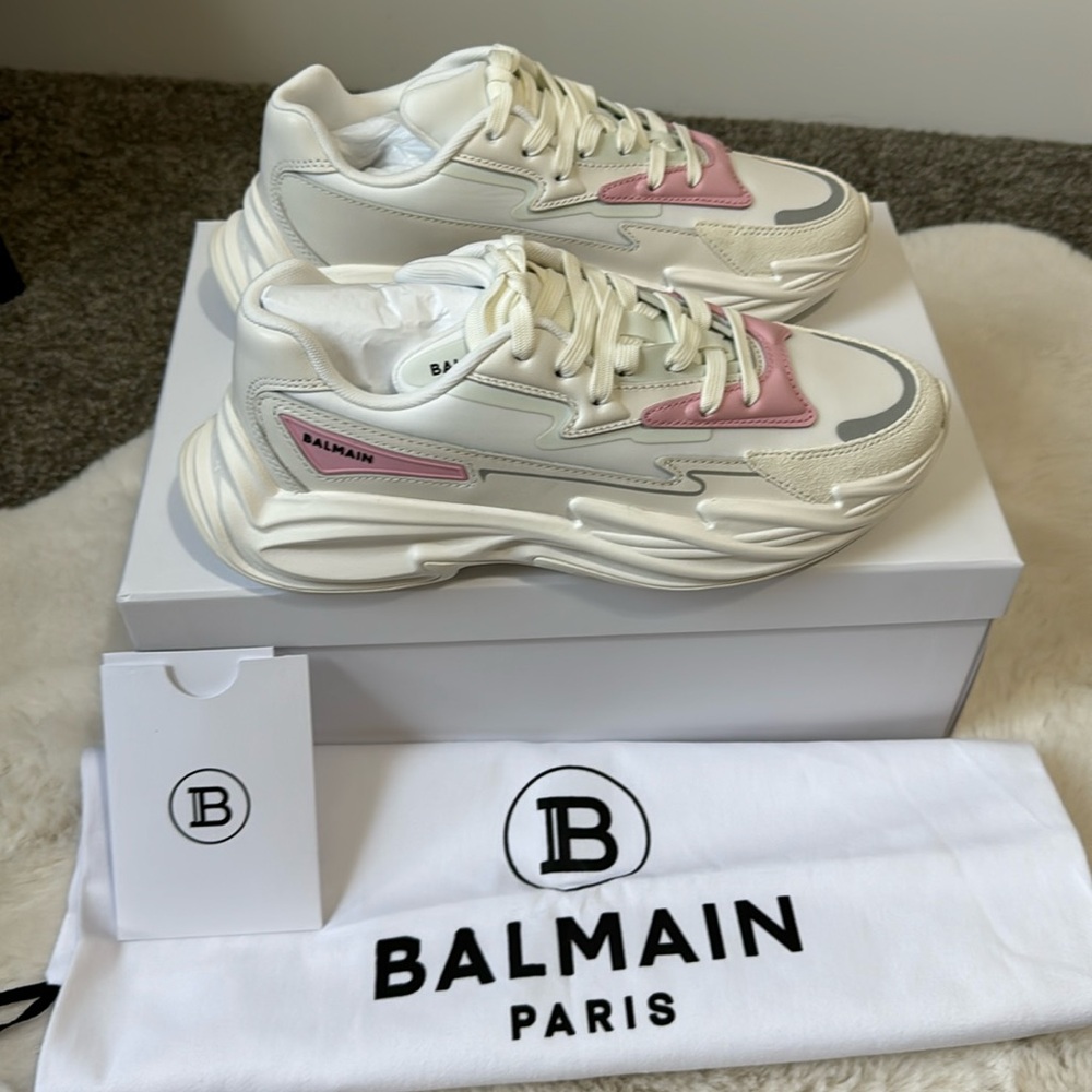 - BALMAIN
CHIC RUN-ROW WHITE LEATHER SNEAKERS
BALMAIN "RUN-ROW" Sneaker